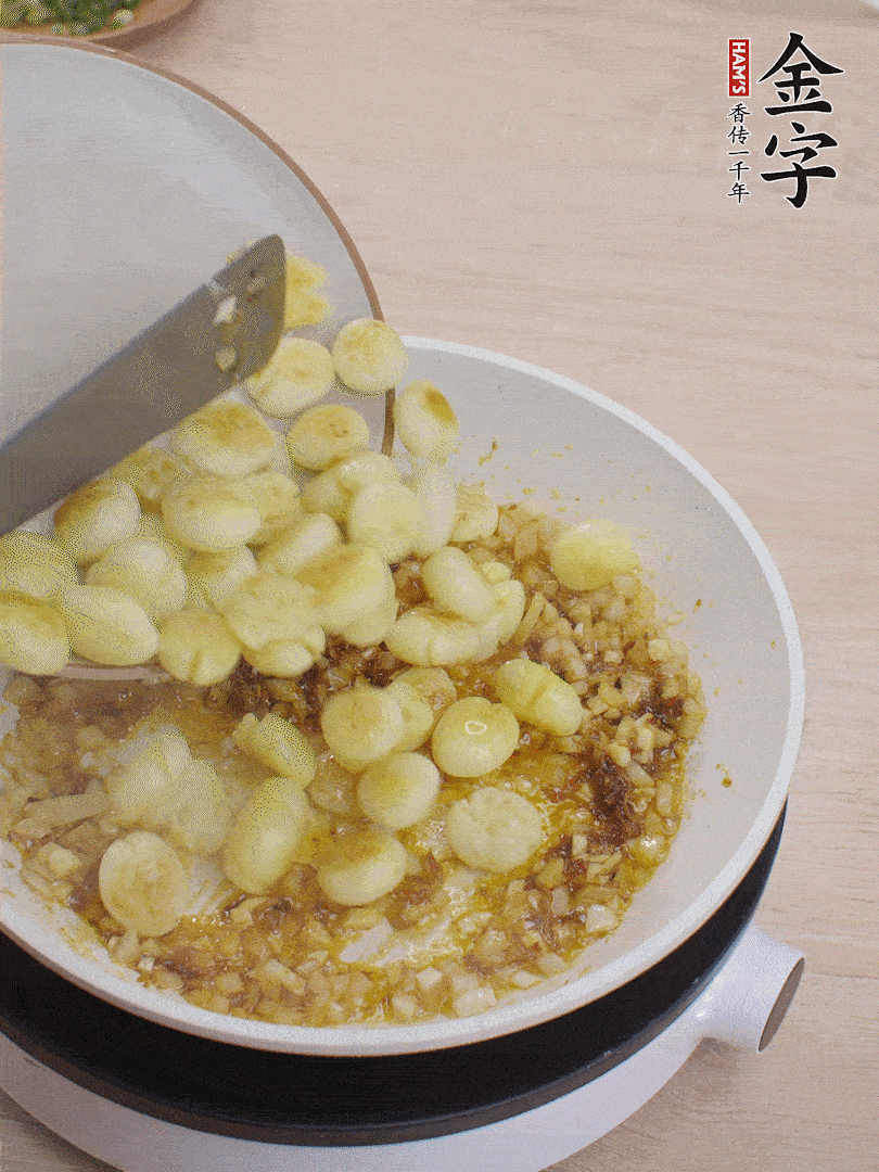 下小土豆翻炒均勻。