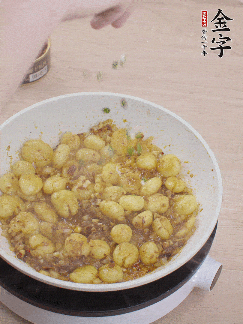 撒上蔥花。