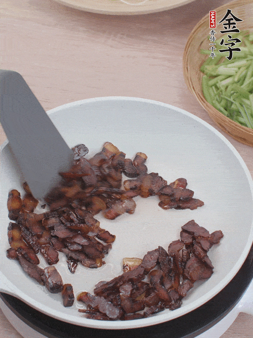 起鍋熱油，煸香醬油肉。