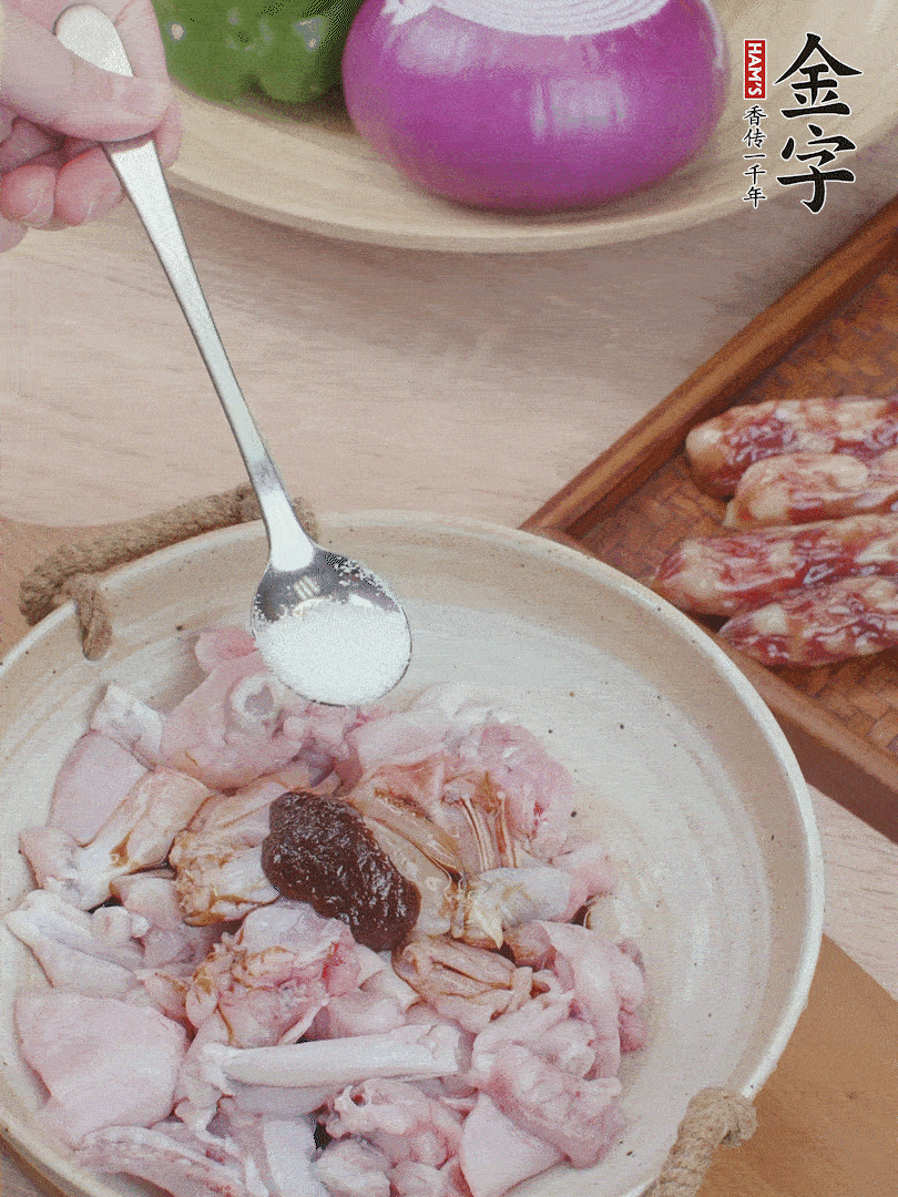 牛蛙塊加1勺柱候醬、1勺生抽、1/3勺白砂糖腌漬20分鐘。