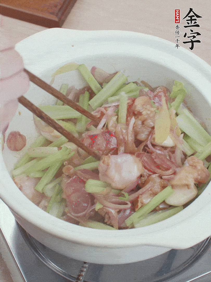 下牛蛙、芹菜、香腸翻炒。