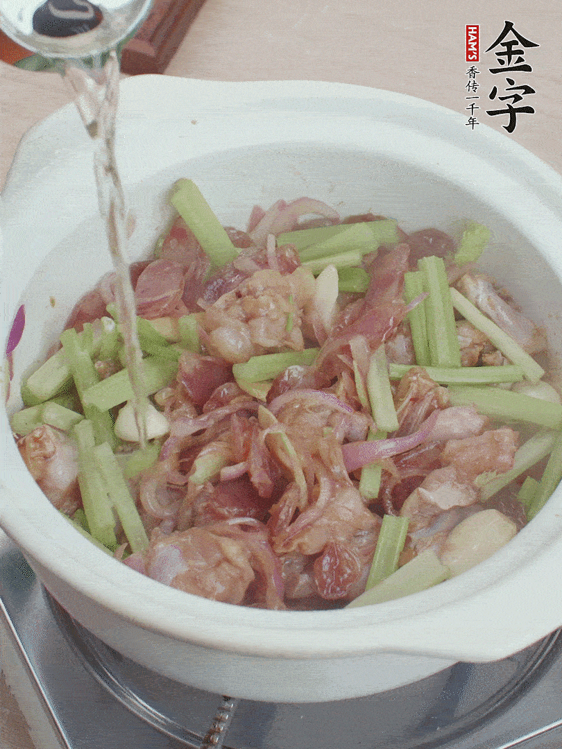 牛蛙變色后，淋點(diǎn)啤酒，加蓋后調(diào)小火燜10分鐘。