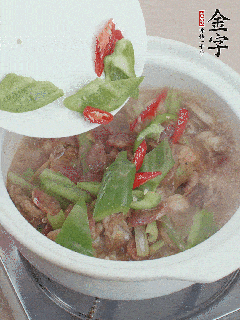 下綠菜椒，翻炒1分鐘。