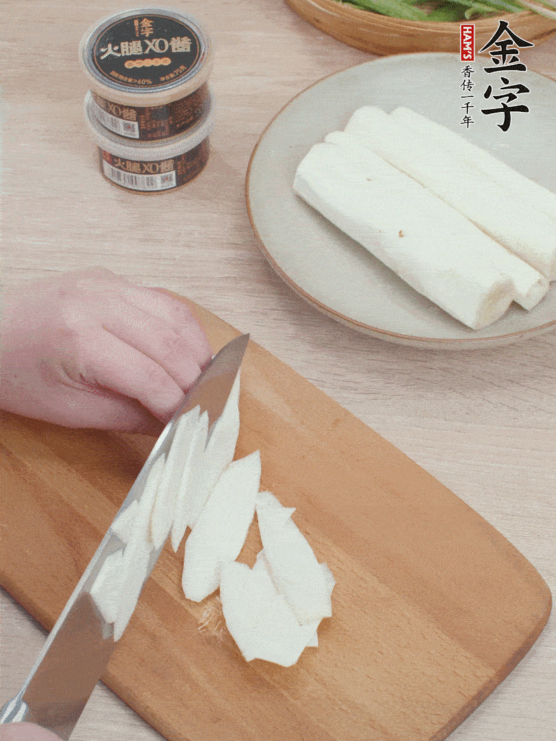 鐵棍山藥去皮，斜刀切片。