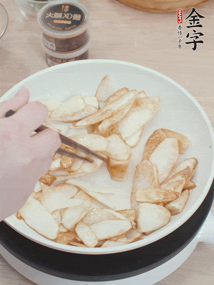 鍋中熱油，山藥煎至兩面金黃。