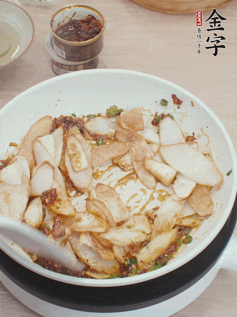 下山藥炒勻，撒蔥花。