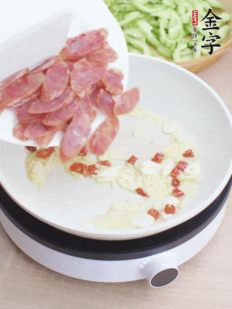 油5成熱時(shí)，姜、蒜、辣椒爆香。