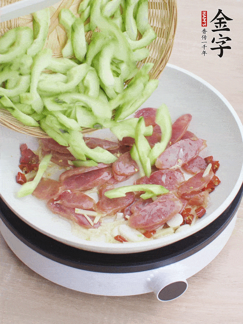 下香腸煸出油脂，放黃瓜翻炒。