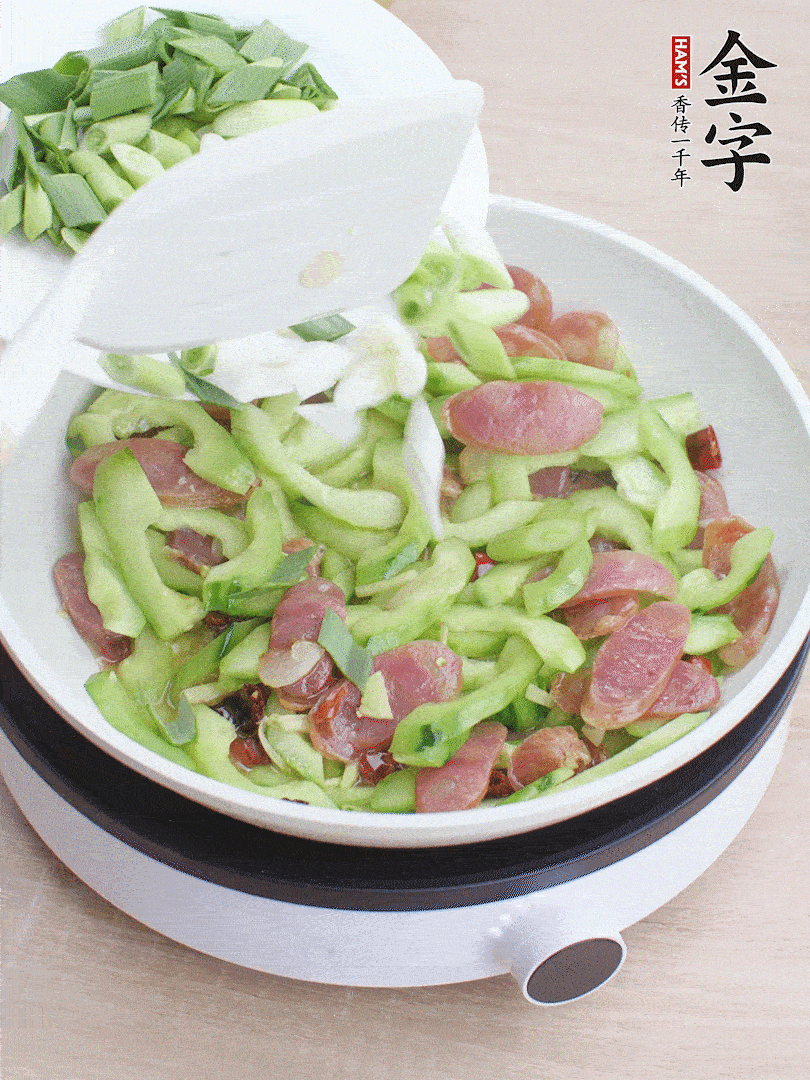 下青蒜翻炒。