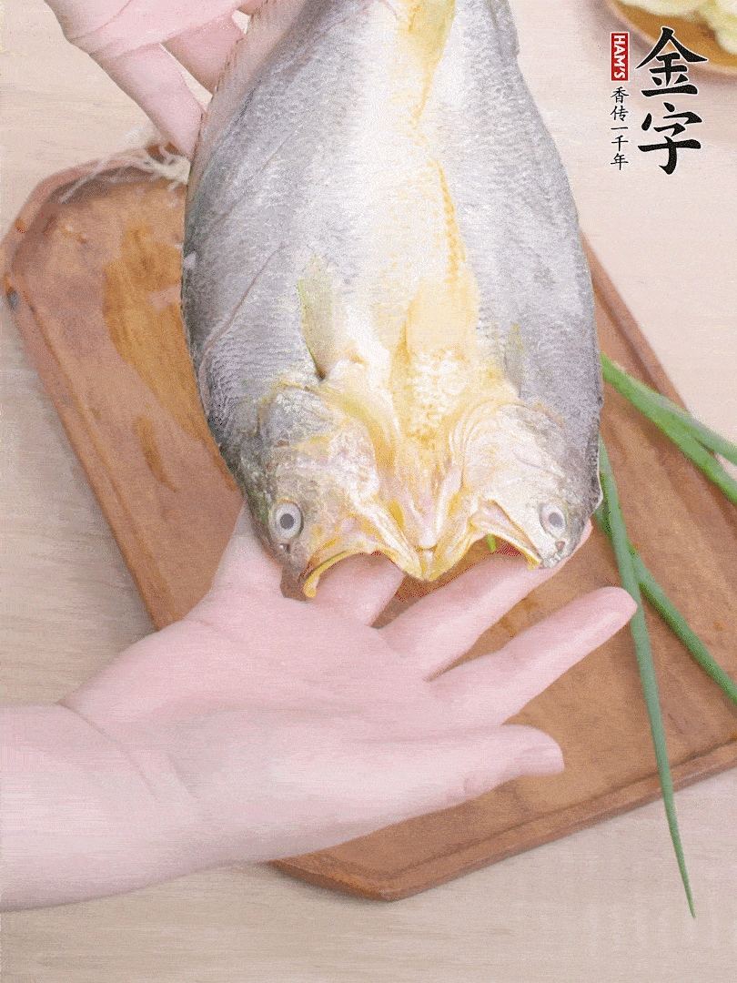 黃魚(yú)背部開(kāi)刀，洗凈切花刀。適量鹽涂抹魚(yú)身兩面。