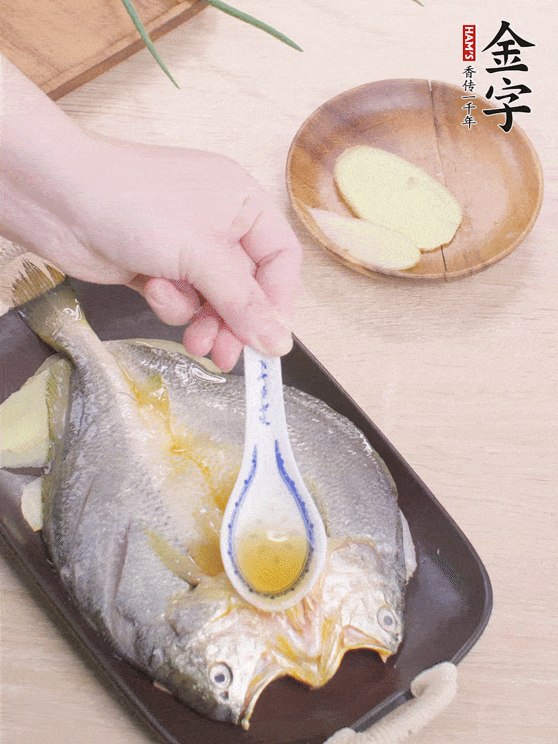 盤底鋪姜片，放黃魚(yú)，淋2勺料酒。