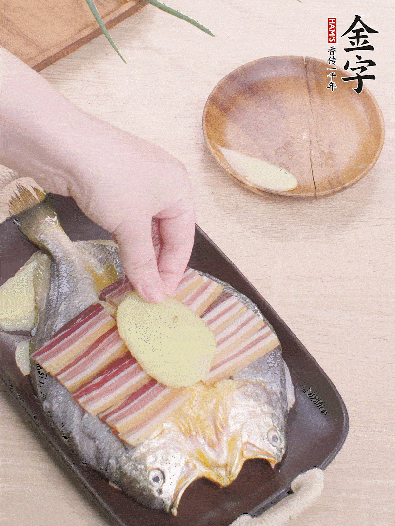 鋪咸肉，放姜片、蔥結(jié)。水開(kāi)后蒸8分鐘，燜3分鐘。