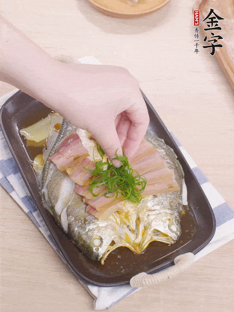 取出姜蔥，淋2勺蒸魚(yú)豉油，擺蔥絲。