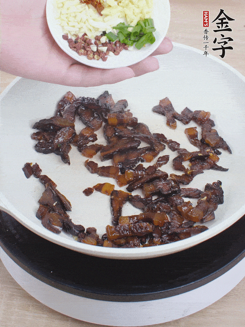 下蔥姜蒜、干辣椒、花椒粒炒香。