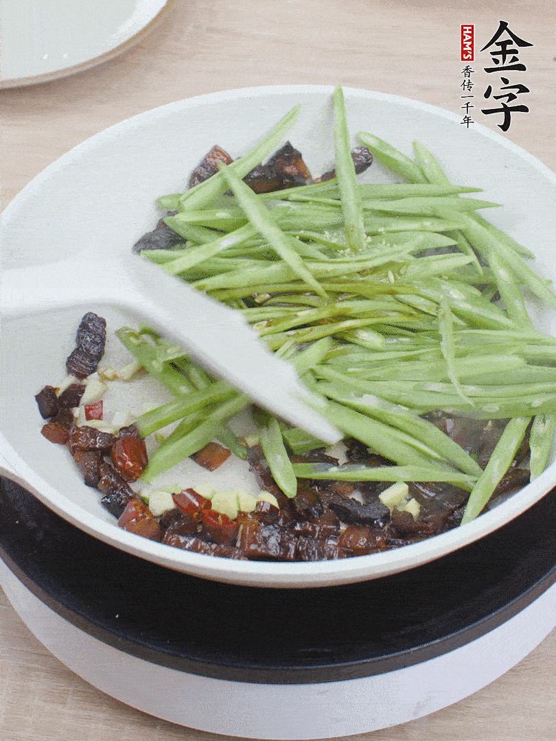下豆角，生抽、雞精調(diào)味，炒到斷生。