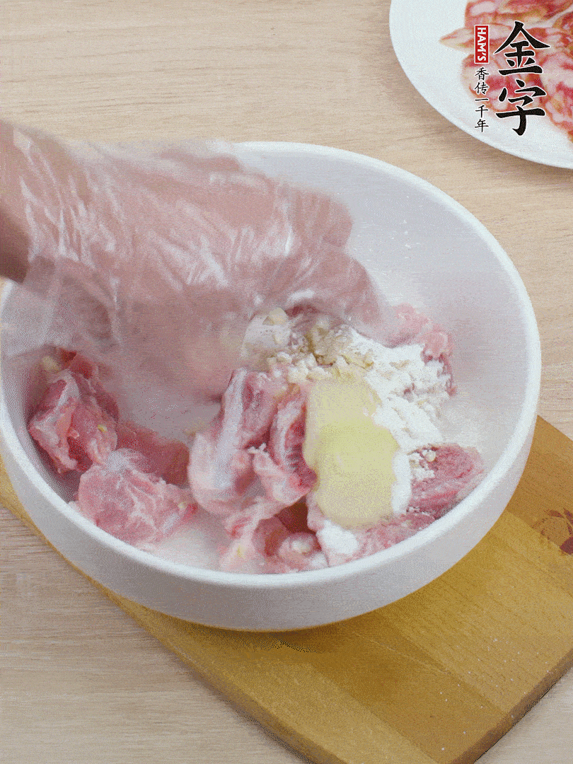 洗凈的小排，加鹽、姜、蒜末、淀粉、胡椒粉抓勻，腌制15分鐘。