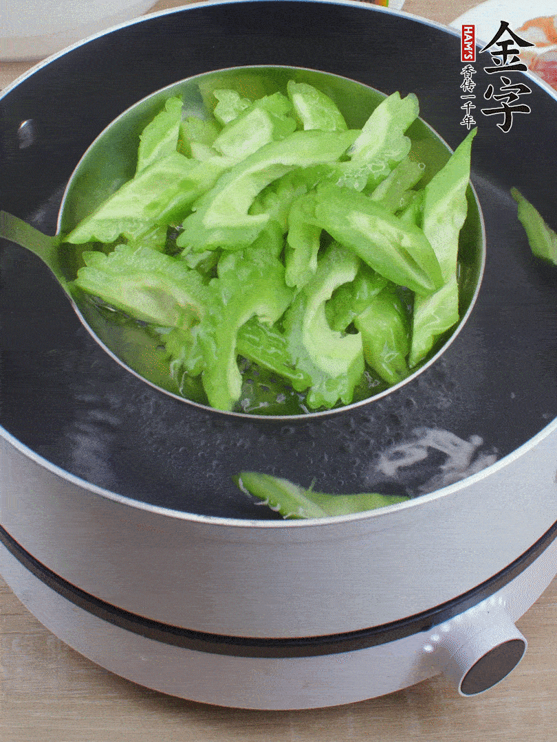 苦瓜去瓤切小塊，開水中加鹽汆燙30秒。