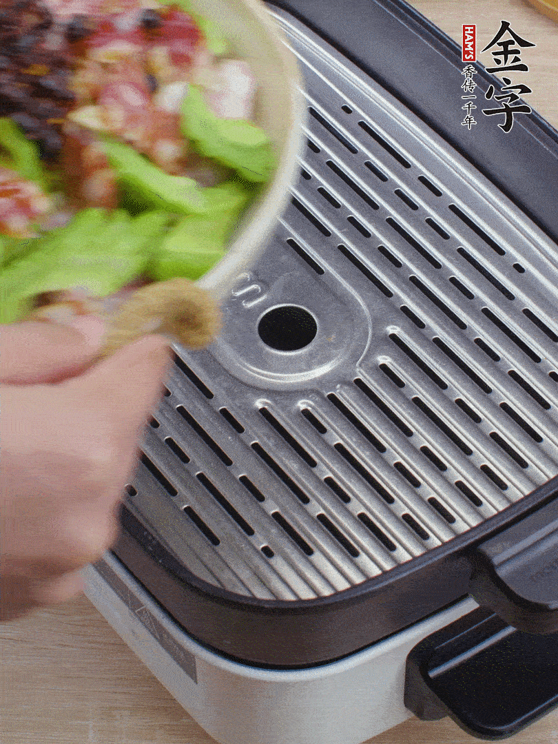 小排、苦瓜、香腸依次碼入，撒上豆豉蒸25分鐘。