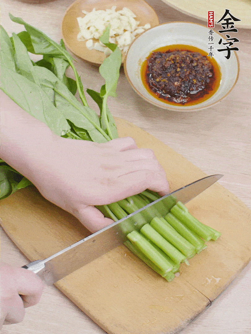 空心菜切段，大蒜拍碎切末。