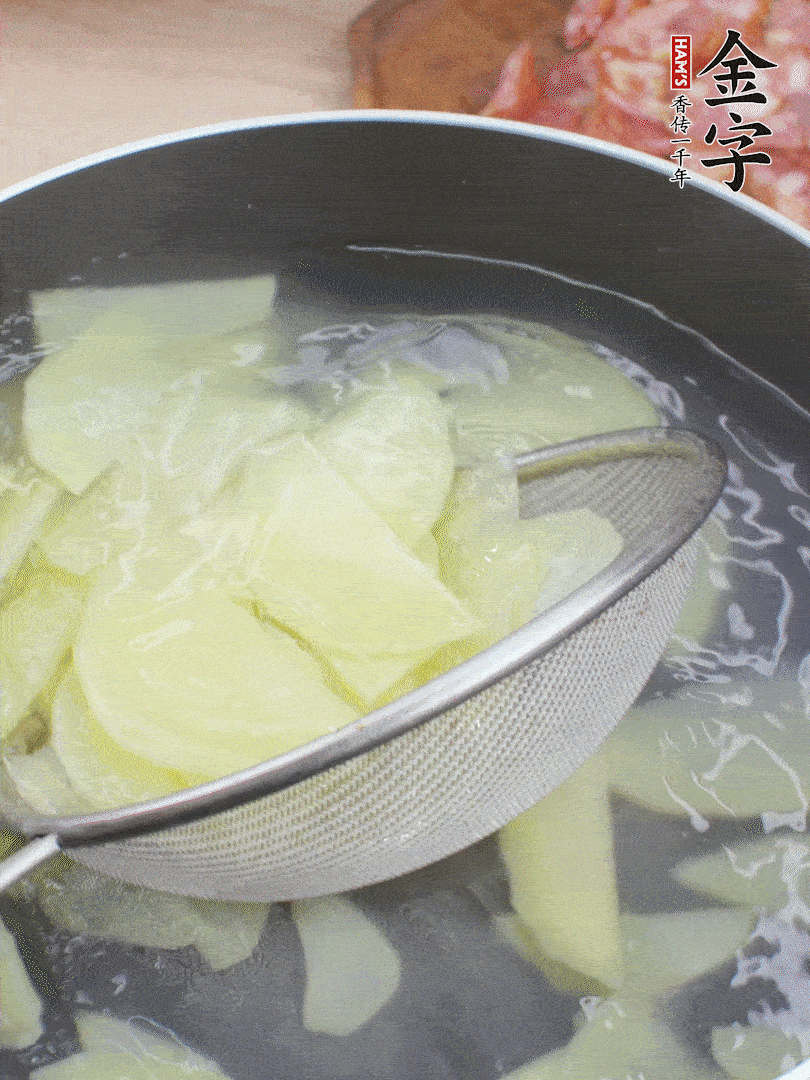 土豆去皮切片，汆燙1分鐘。香腸切薄片。