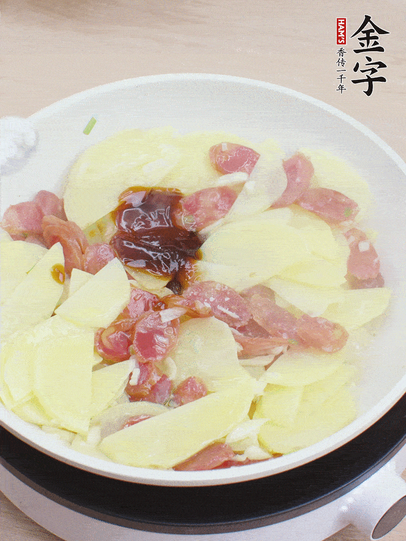 下土豆片，1勺生抽、1勺蠔油、1/3勺鹽、1/3勺糖炒至入味。