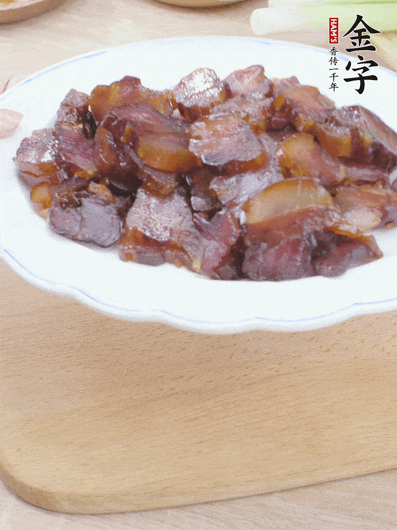 金字醬油肉水煮15分鐘，切薄片。