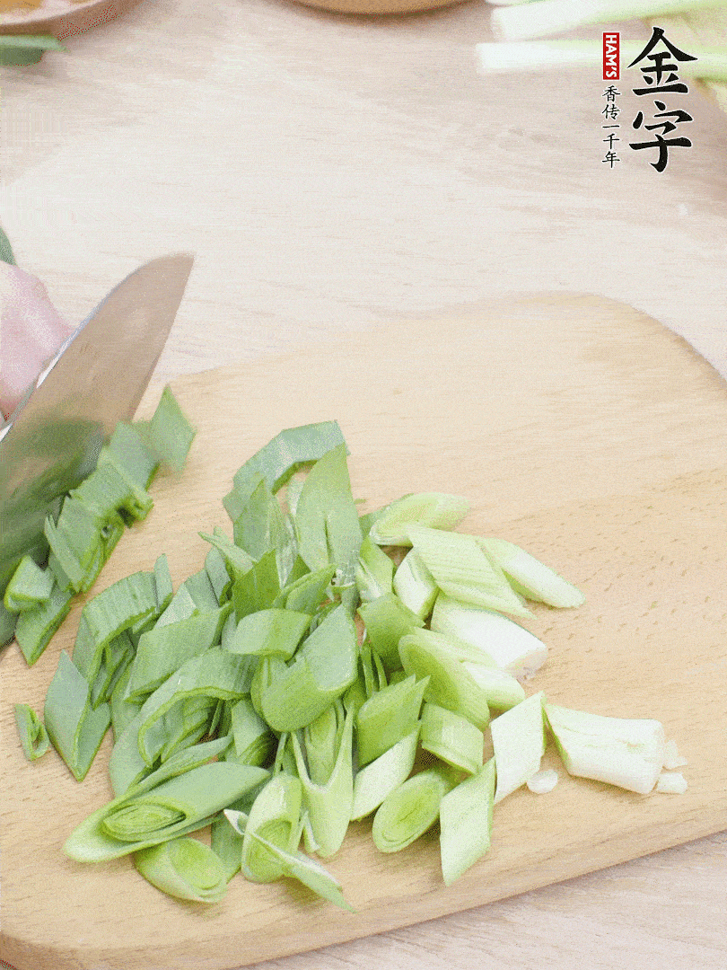 青蒜切段。（蒜白可以拍一下，再斜著切）