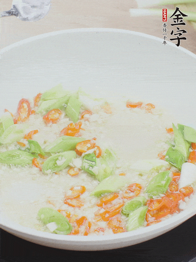 油5成熱時(shí)，下蒜末、辣椒、蒜白煸炒。