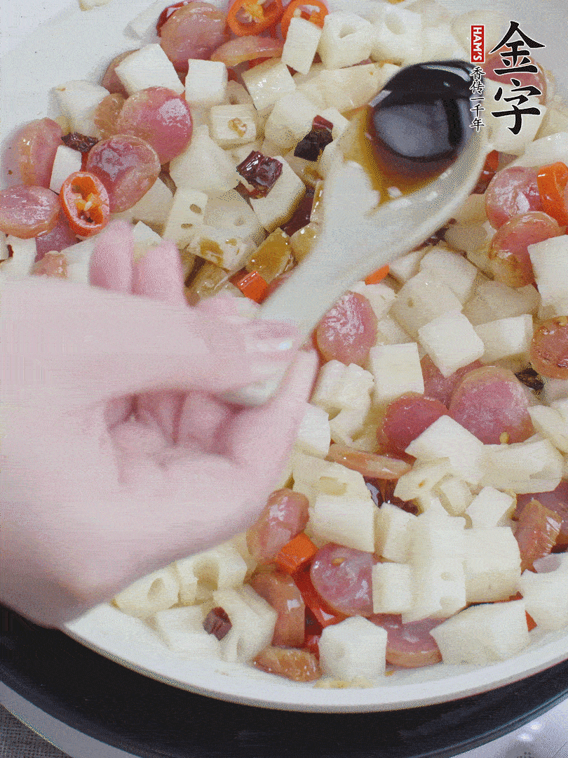 下藕丁，加生抽、香醋、白糖、鹽翻炒均勻。