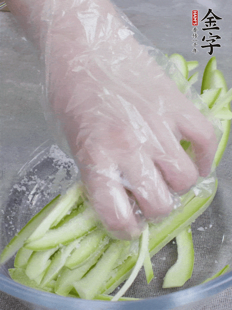 加鹽腌制15分鐘，清洗后擠干水份。