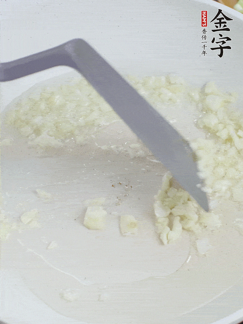 冷鍋熱油，下大蒜煎至兩面微黃。