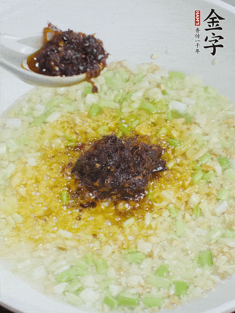 下蔥姜、1大勺金字火腿大師醬爆香。