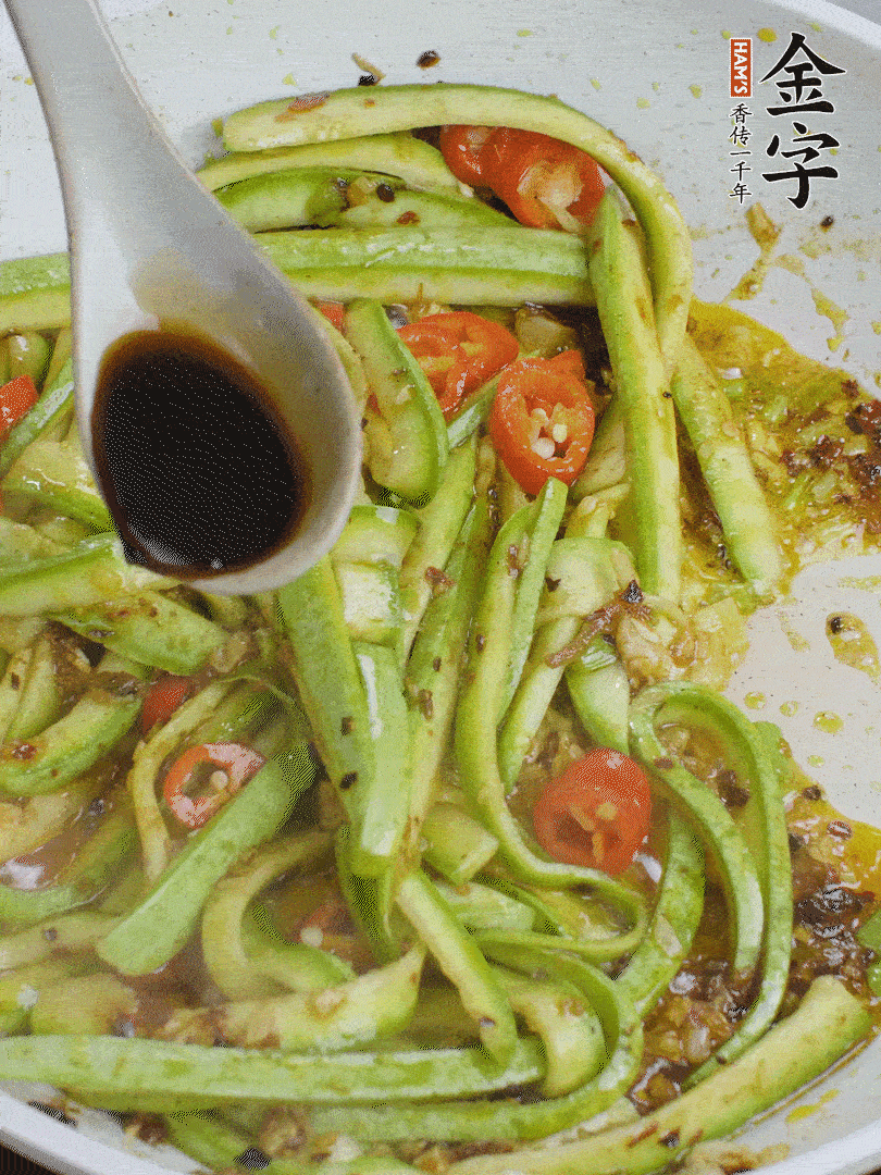 下西葫蘆，加1勺生抽、半勺蠔油、辣椒圈翻炒至斷生。