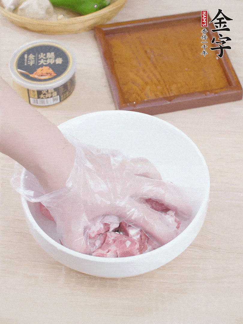 豬小排，加1勺料酒、1勺蠔油、1/3勺白胡椒粉、淀粉，抓拌均勻腌漬30分鐘。青椒去蒂去籽切塊。洋蔥去皮切塊。