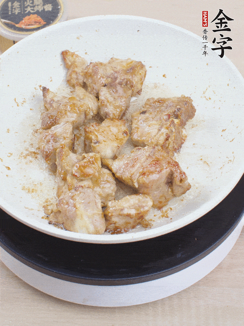 油4成熱，下小排煎炒至邊緣微微發(fā)焦。