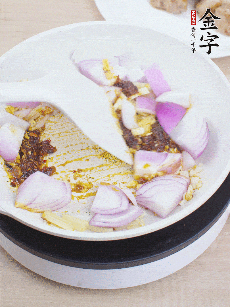 另起一鍋，姜、蒜末、1勺金字火腿大師醬、洋蔥塊炒香。