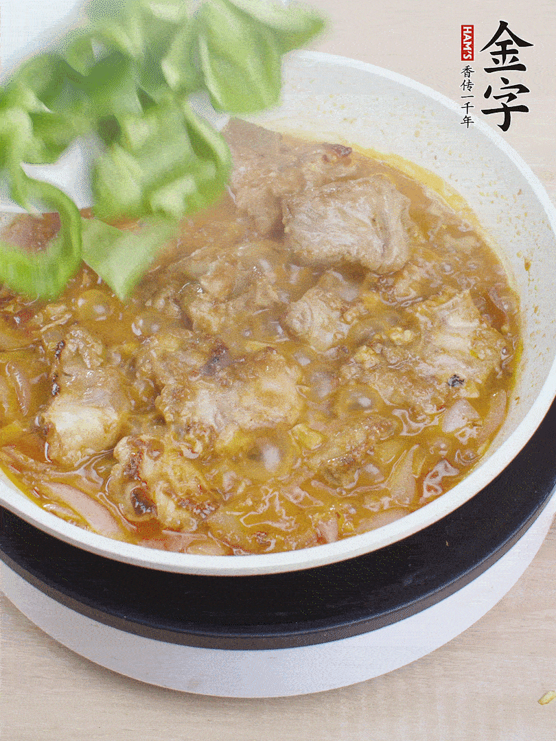 下青椒，翻炒炒至湯汁收干。