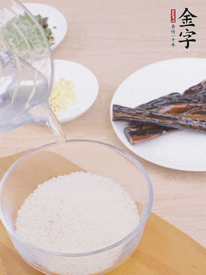 大米提前用清水浸泡1小時(shí)。