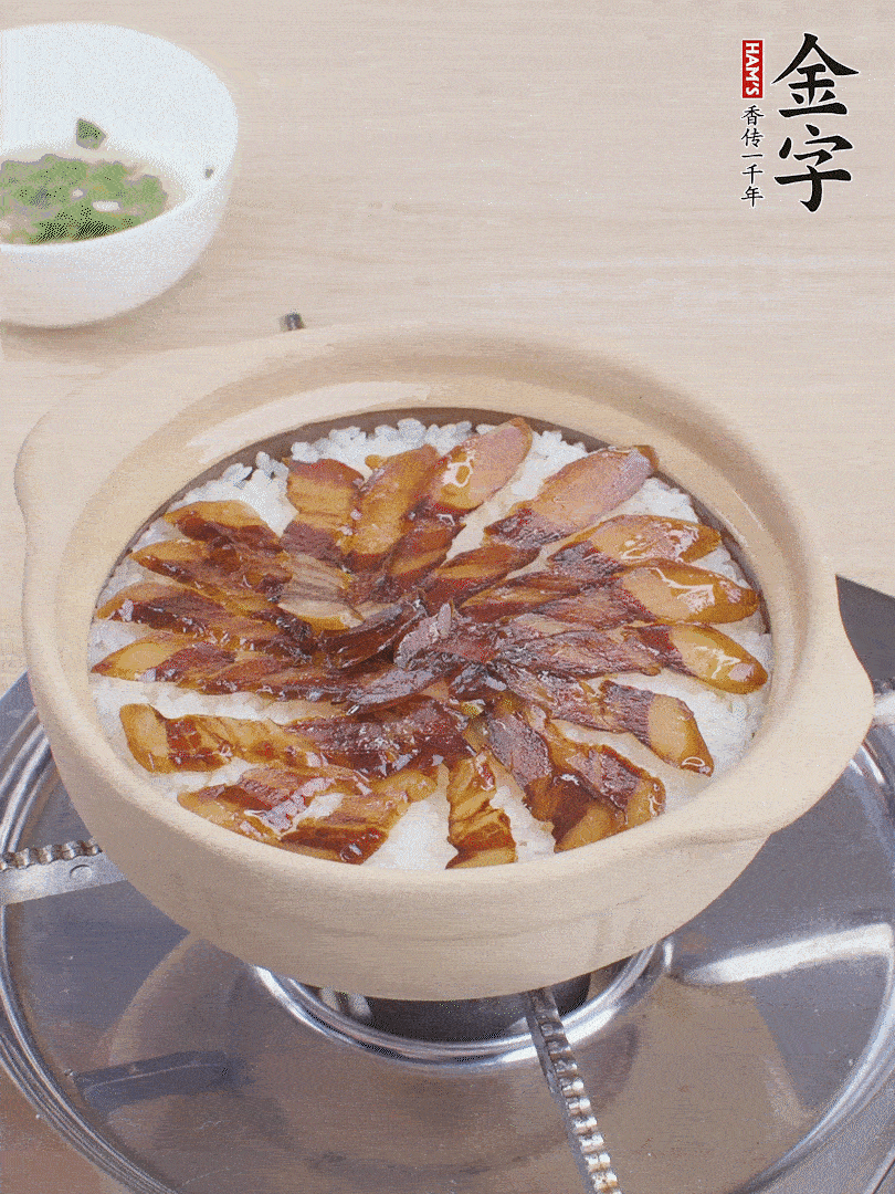 快收水時(shí)，鋪醬油肉，鍋邊淋點(diǎn)油，轉(zhuǎn)動(dòng)砂鍋，燜煮2分鐘。