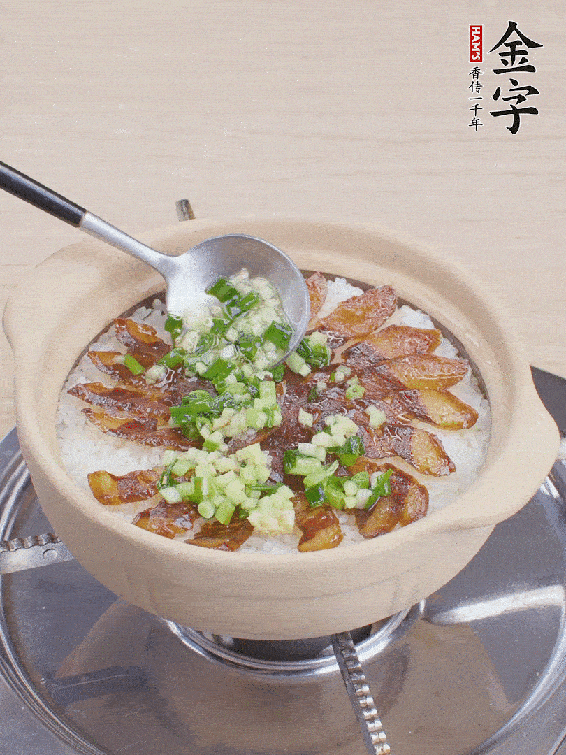 倒蔥姜醬再燜1分鐘。（也可以淋點(diǎn)生抽）