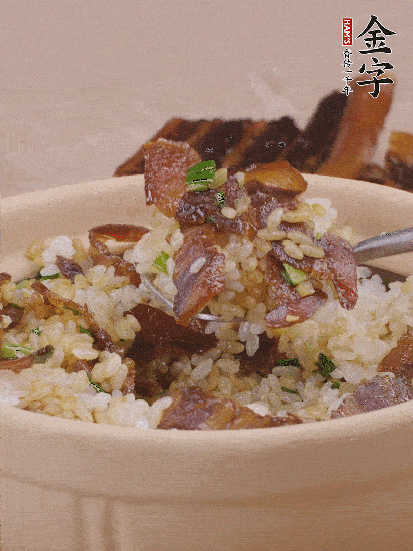 揭蓋后撒點(diǎn)蔥花裝飾，趁熱拌勻。