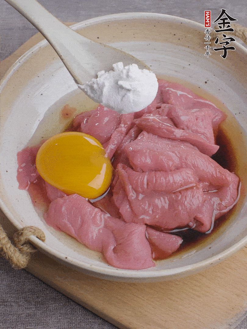 牛肉切片，雞蛋1個、水2勺、料酒1/2勺、生抽1/2勺、生粉1勺腌15分鐘。