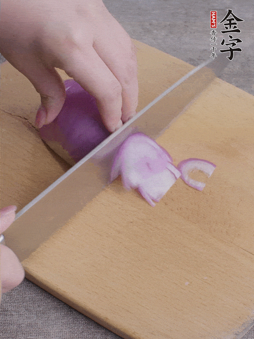 洋蔥切絲、蔥切段。