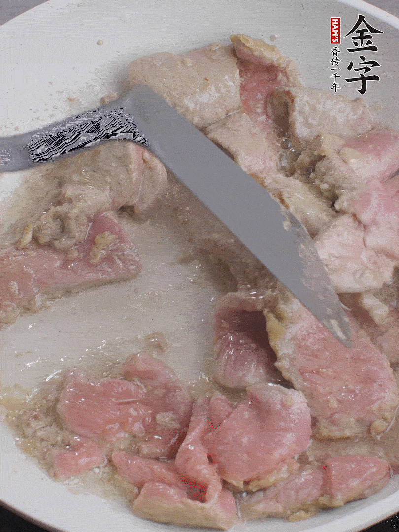 鍋中少油，下牛肉炒至變色。（盛出來）