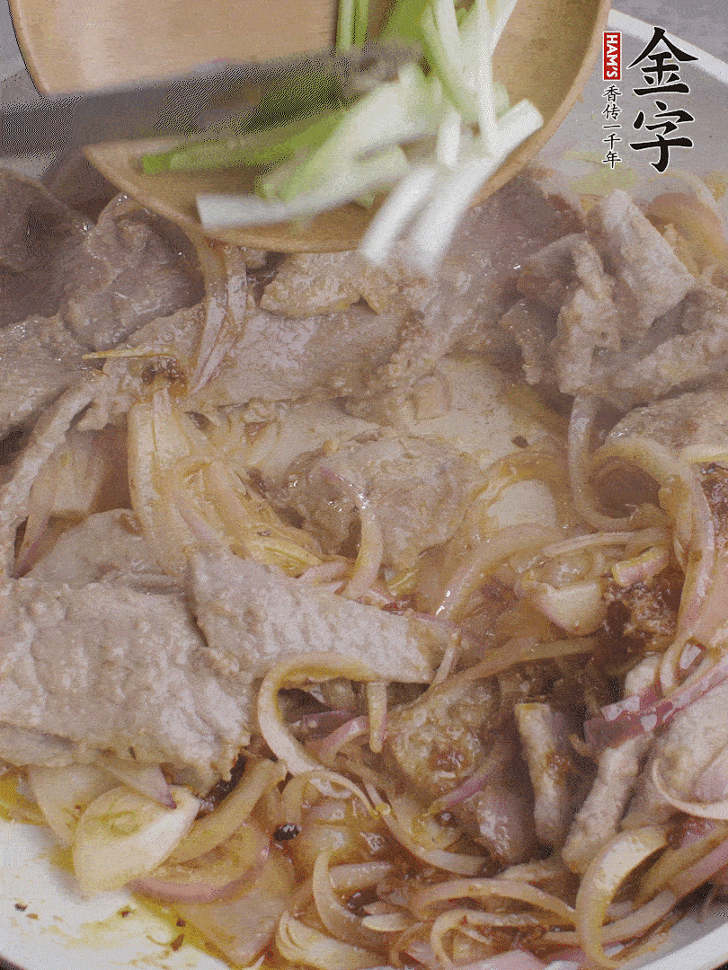 下牛肉、蔥段快炒。