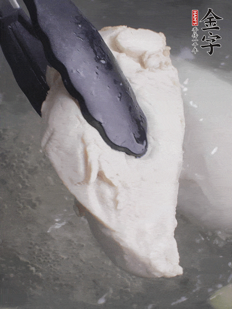 雞胸肉冷水下鍋，加姜片煮熟。過冰水撕成細絲。