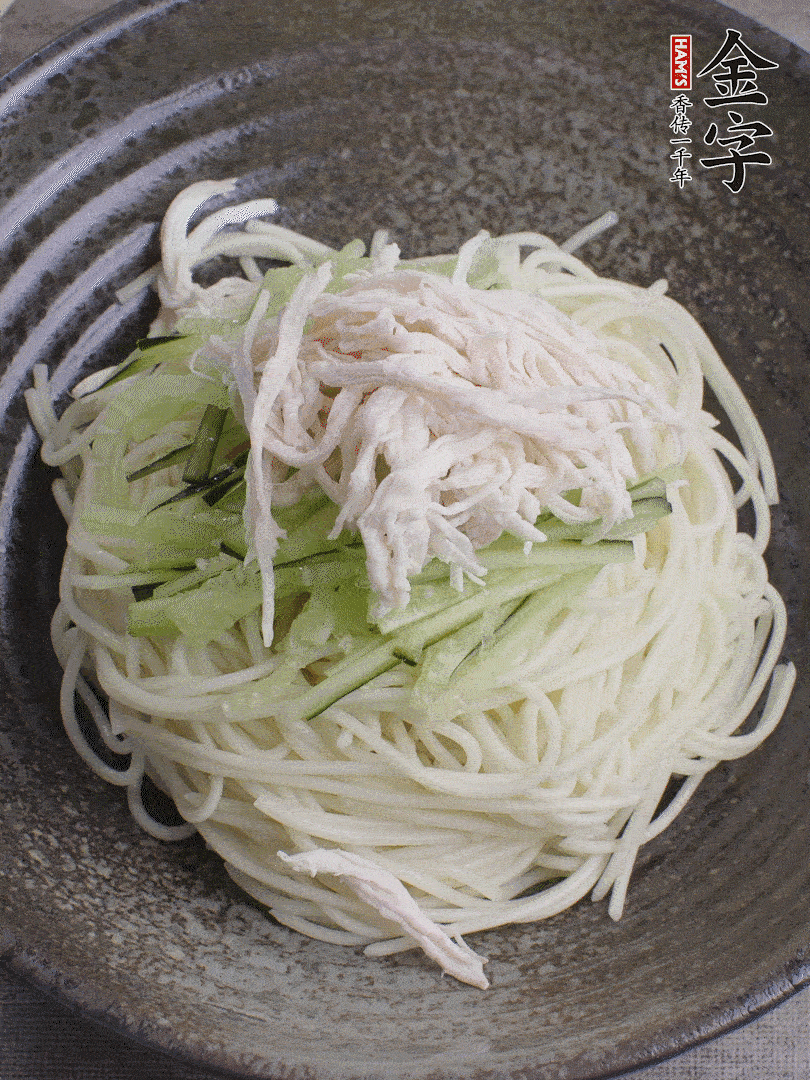 堿水面（熟）倒入大碗中，鋪上黃瓜絲、雞絲。