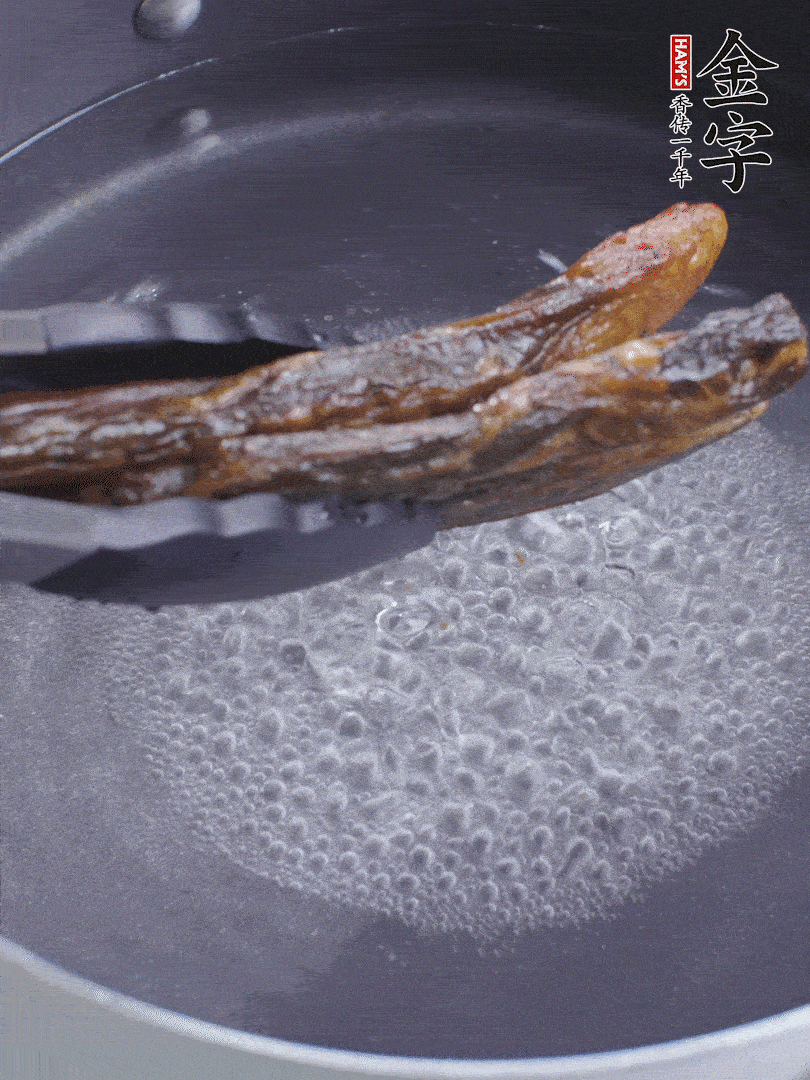 金字醬油肉水煮15分鐘，切薄片。