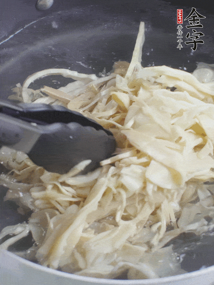 糯米筍焯水1分鐘，過涼水，擠干水份。