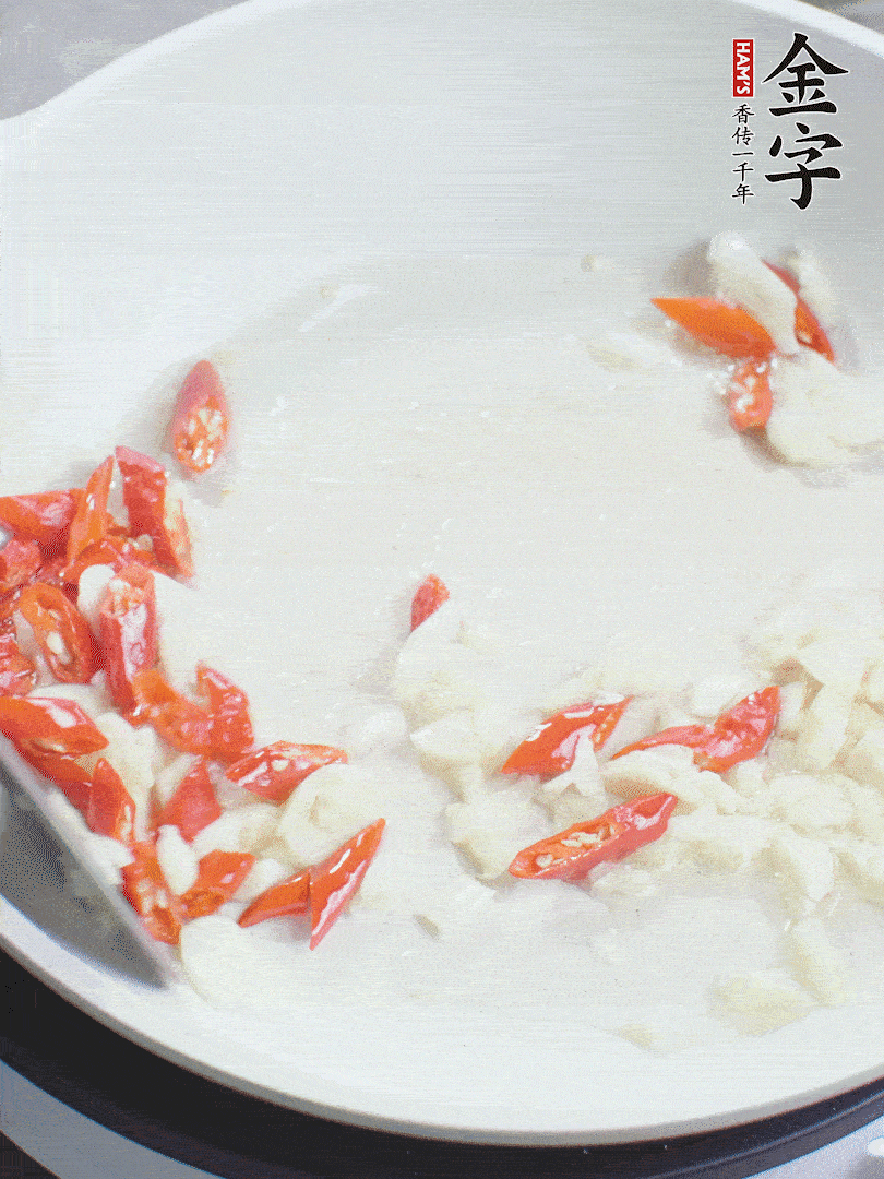 冷鍋熱油，下辣椒、大蒜煸香。